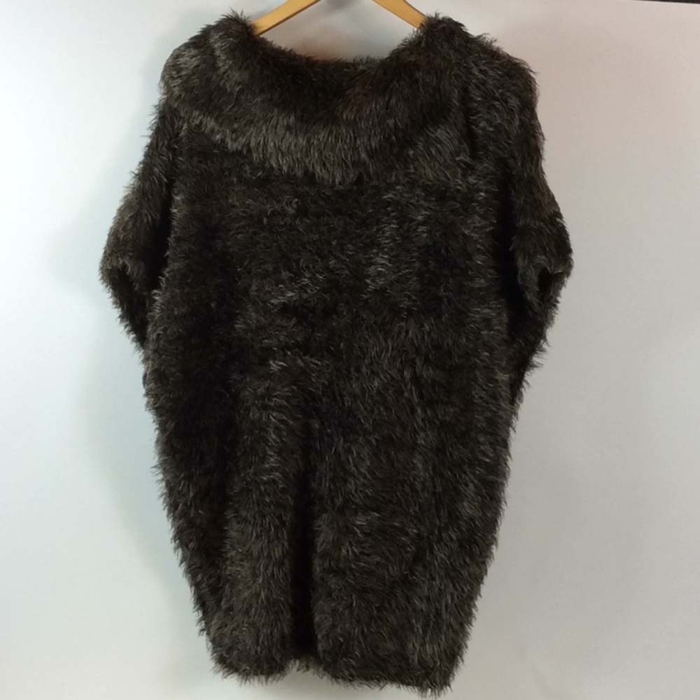 NWT. Faux fur top by Marble